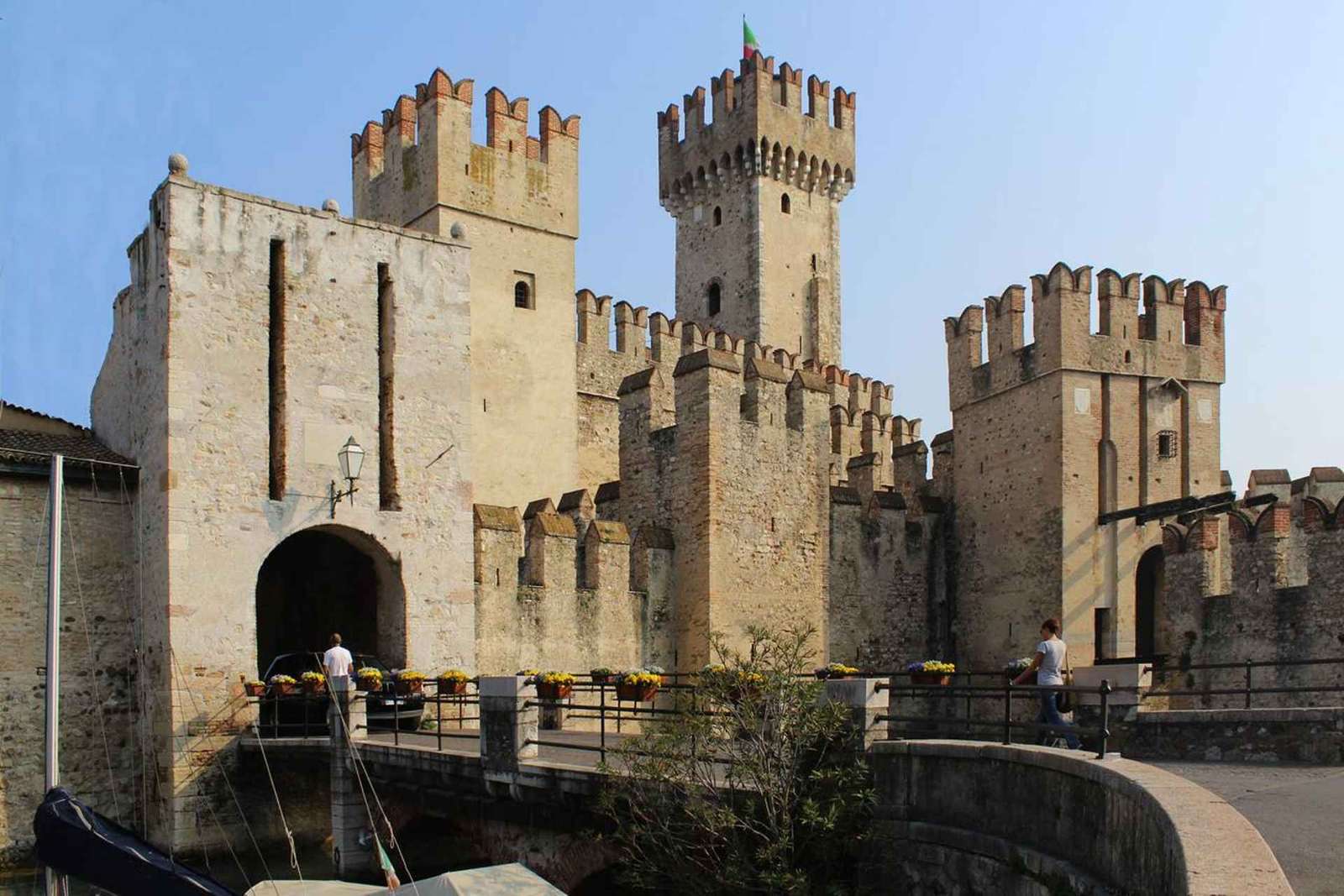 Sirmione: Entry Ticket to Castello Scaligero & Tower Access