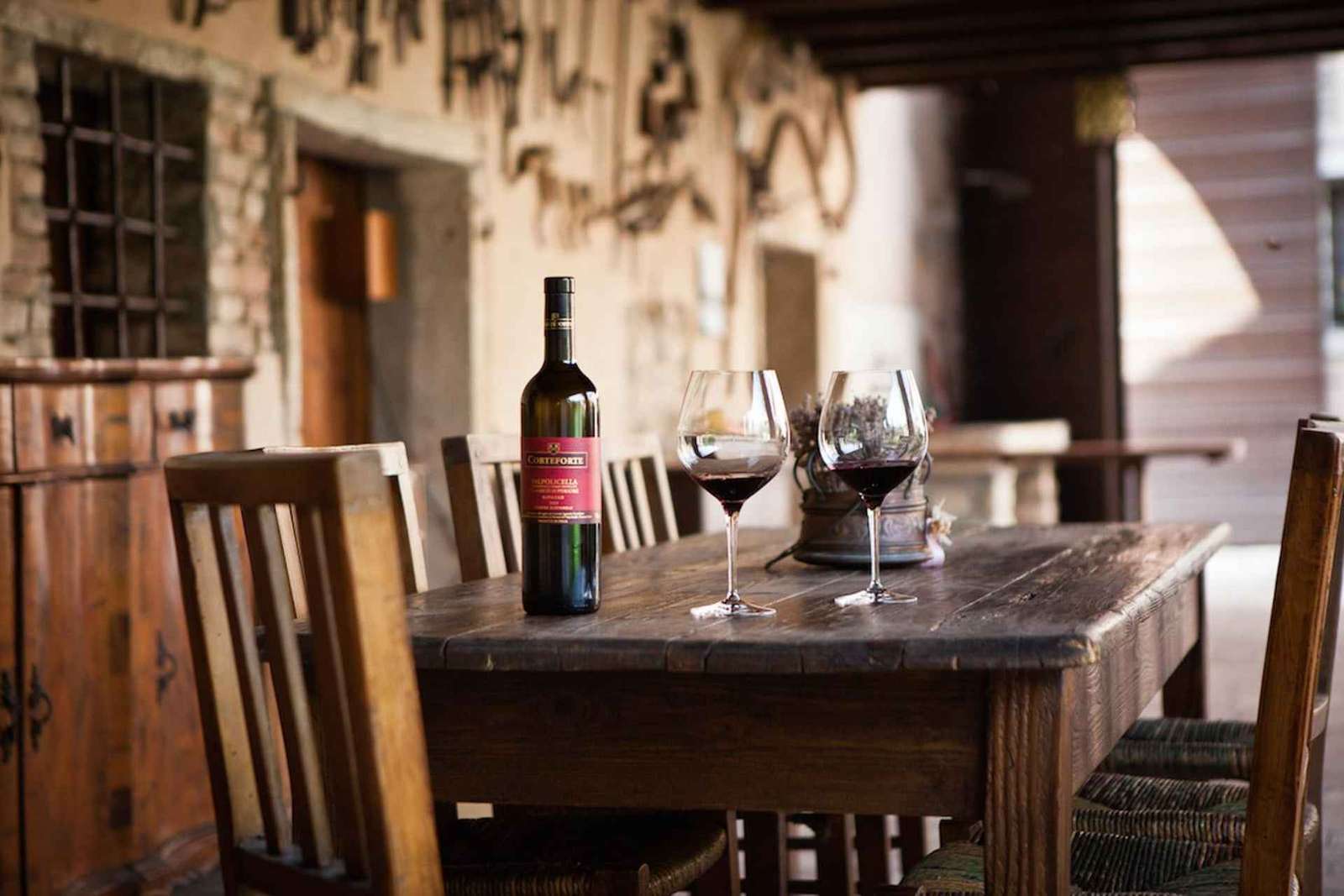 Dégustation de vin à Fumane dans une cour médiévale