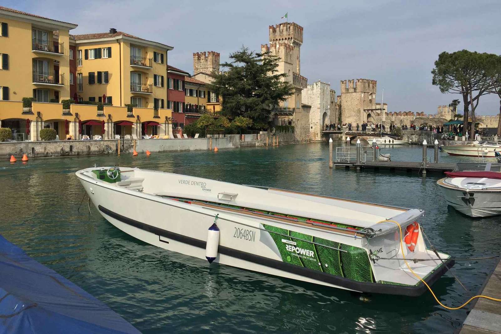 Plavba lodí kolem poloostrova Sirmione: hrad a jeskyně