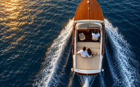 Privat tur i vintagebåt av trä runt Sirmione med prosecco