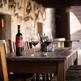 Dégustation de vin à Fumane dans une cour médiévale