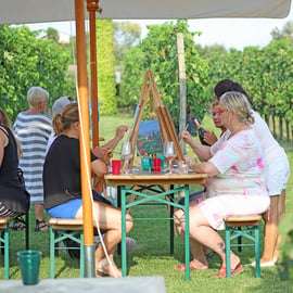 Lazise: Esperienza di pittura con vino e piatto di cibo locale