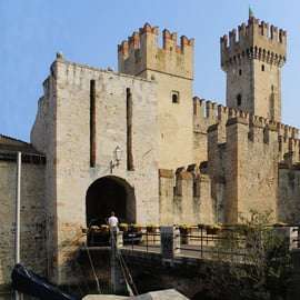 Sirmione: Entry Ticket to Castello Scaligero & Tower Access