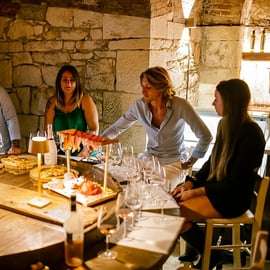Dégustation de vin et de nourriture au château de Forte Benedek