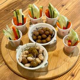 Aperitivo con olio d'oliva sul Lago di Garda tra gli ulivi