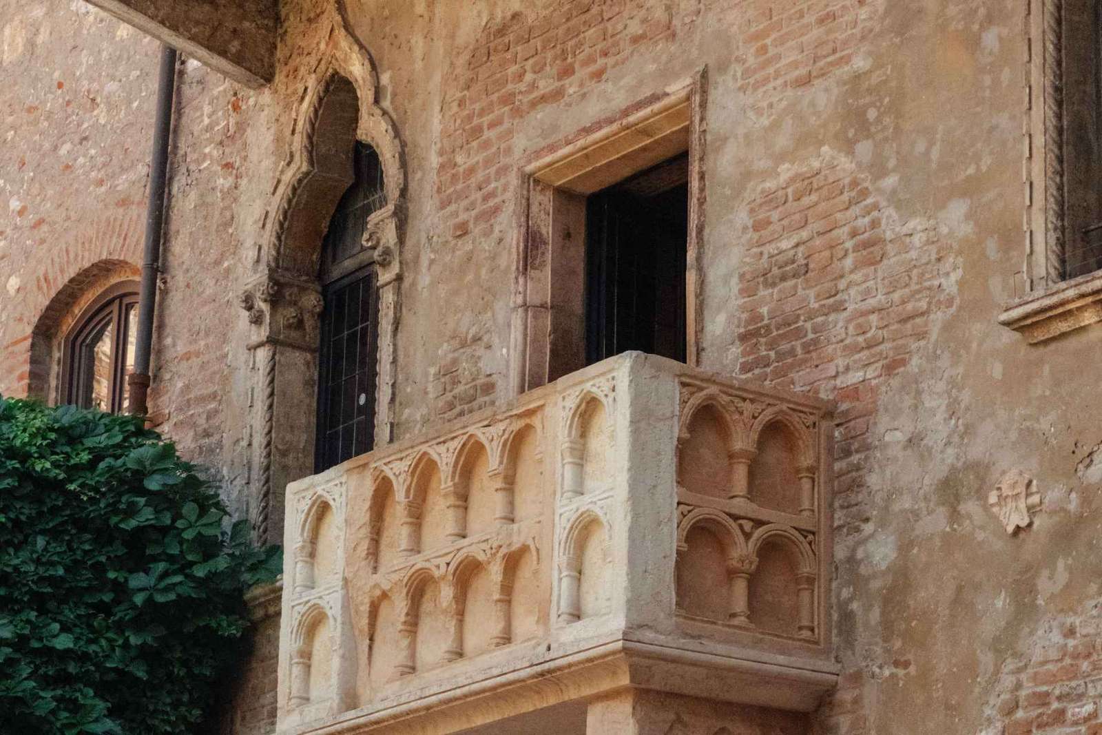 Verona: Historical & Gourmet Walking Tour with 3 Tastings