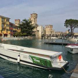 Plavba lodí kolem poloostrova Sirmione: hrad a jeskyně