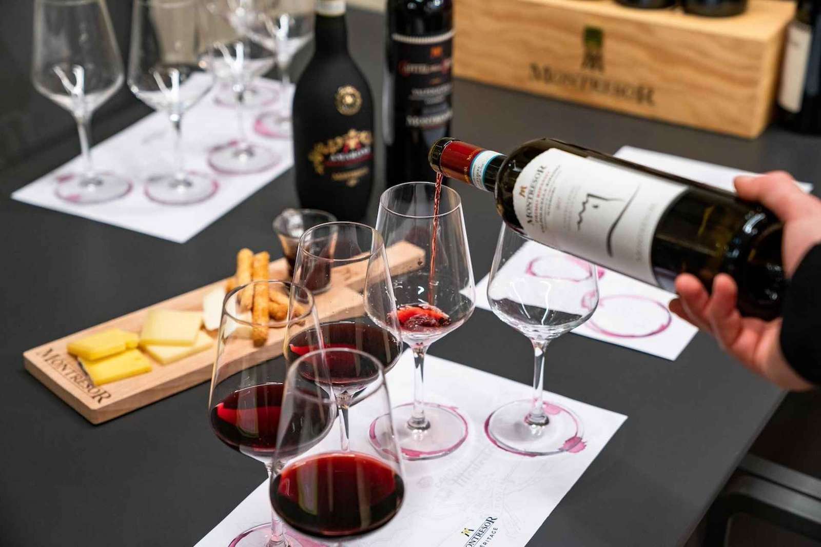 Verona: Visita alla cantina Montresor con degustazione di vini e spuntini