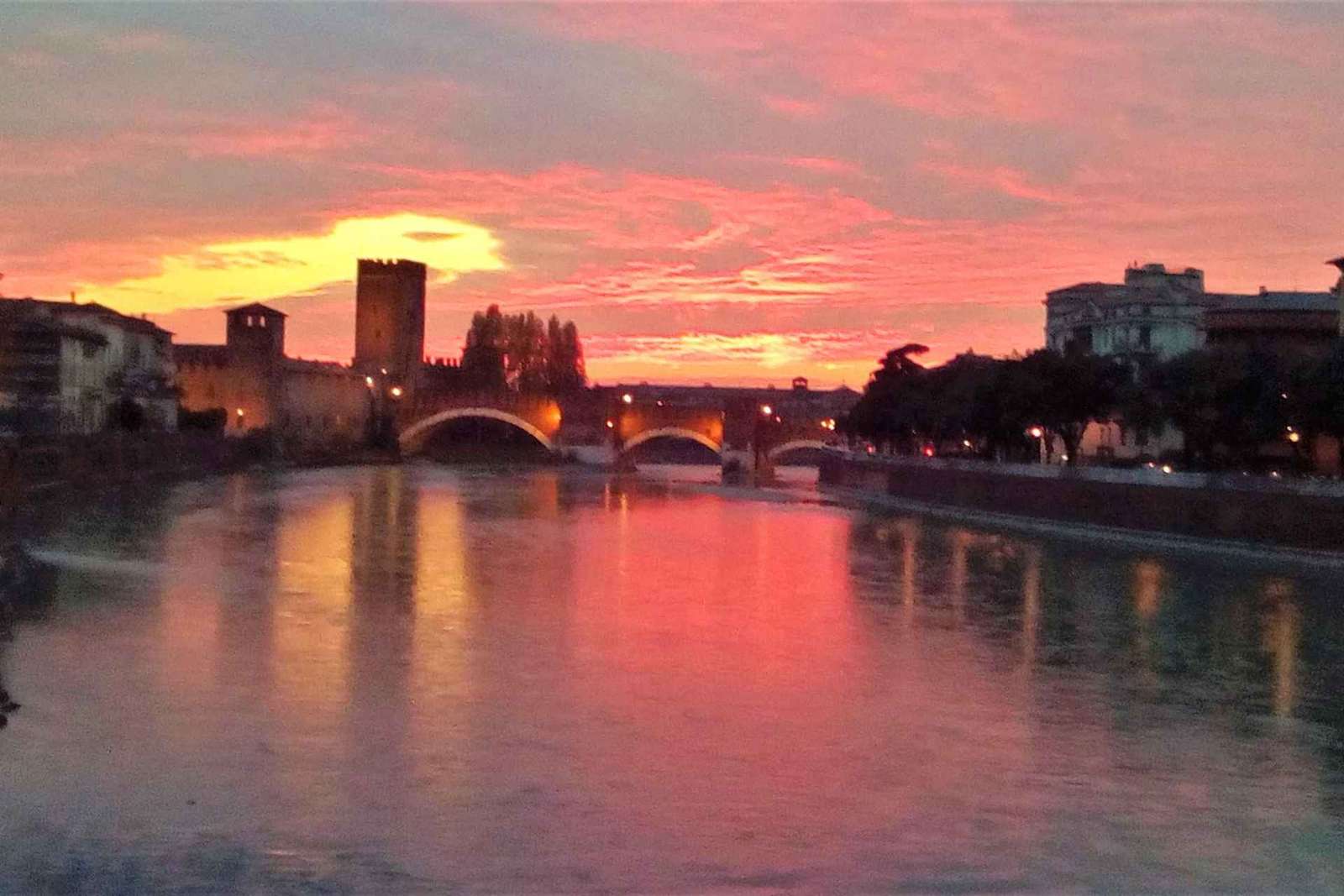Tour nocturno a pie por Verona: de Piazza Erbe a la Arena