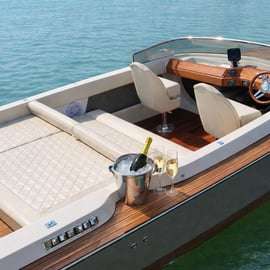 Bateau vintage avec skipper à Sirmione : Ilver 22 en bois