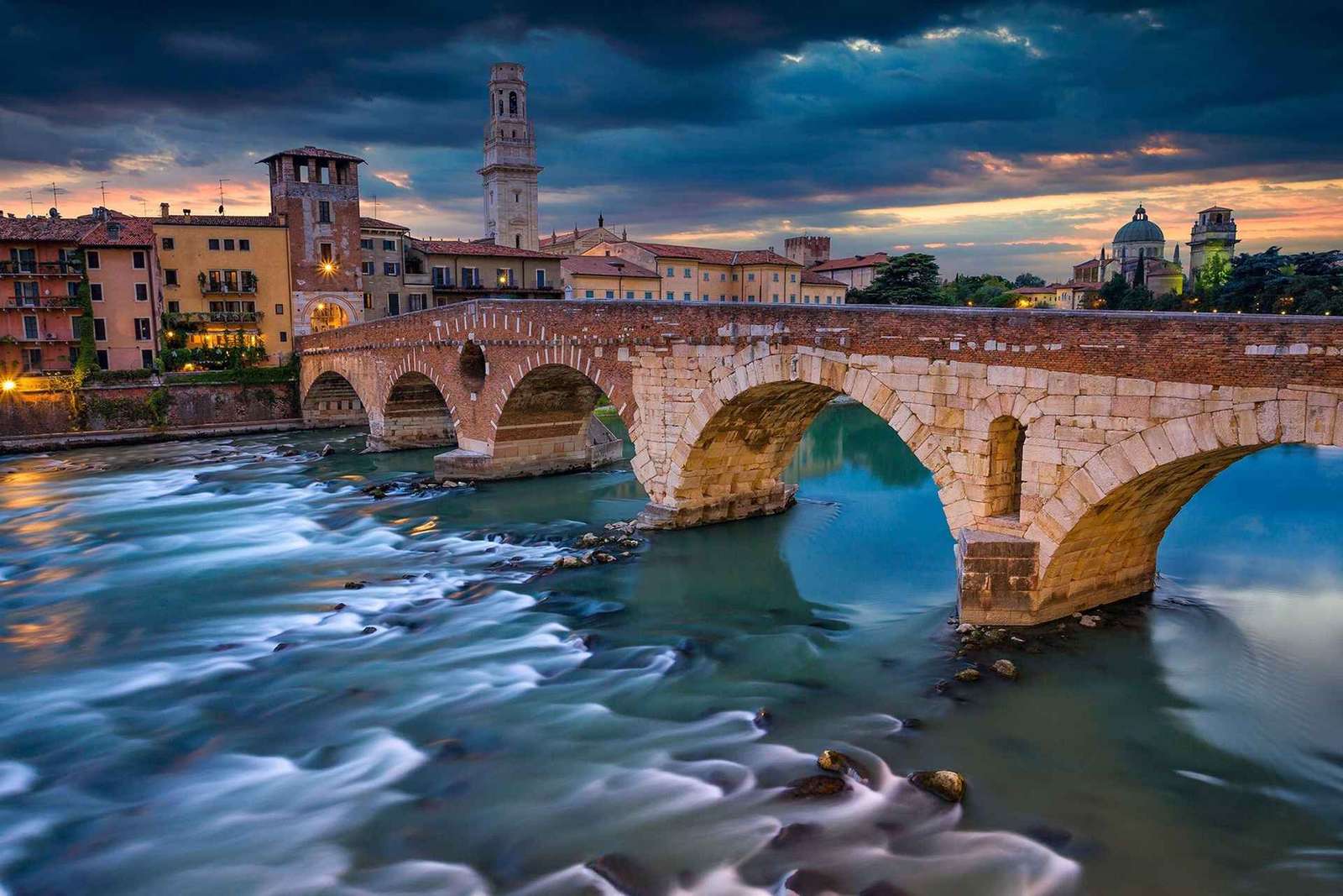 Tour a pie por Verona: Arena, balcón de Julieta y joyas ocultas
