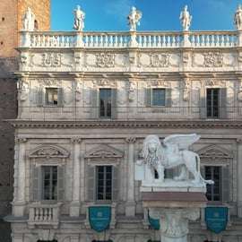 Entrada al Palazzo Maffei de Verona con terraza panorámica
