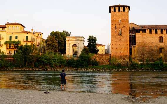Verona éjszaka: sétá a folyóparton, rejtett sarkok és helyi élet