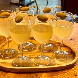 Aperitivo con olio d'oliva sul Lago di Garda tra gli ulivi