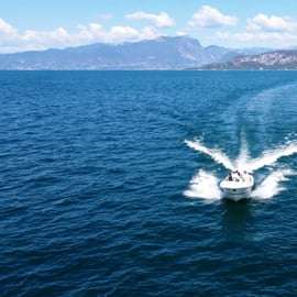 Desde Lazise: Crucero Privado por el Lago de Garda con Cata de Vinos