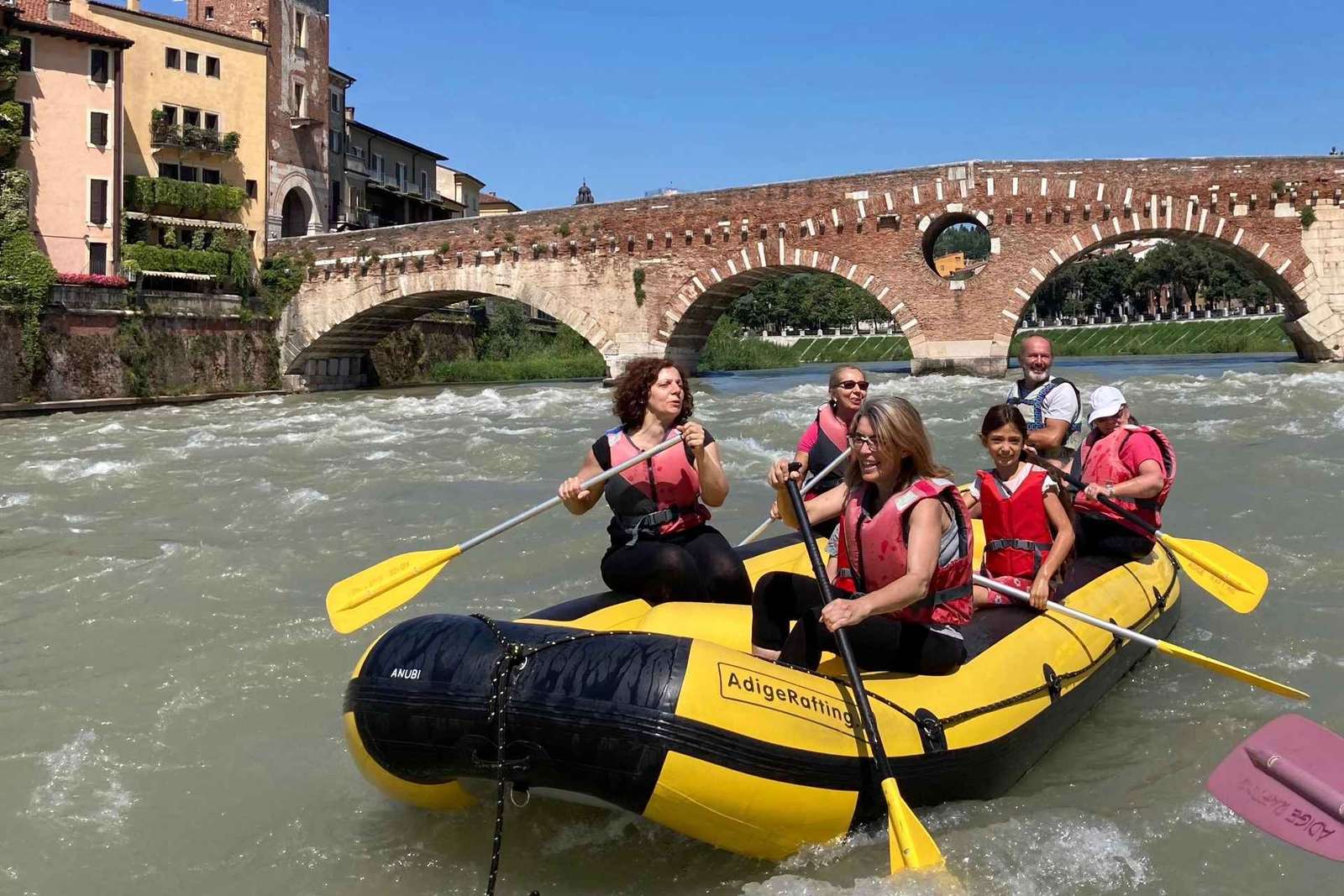 Rafting-Tour in Verona auf der Etsch: Stadt vom Fluss aus