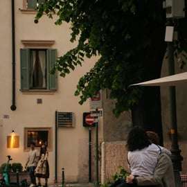 Focení ve Veroně: hodina u Piazza Bra a Ponte Pietra