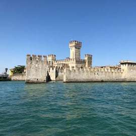 Plavba lodí kolem poloostrova Sirmione: hrad a jeskyně