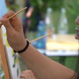 Lazise: Esperienza di pittura con vino e piatto di cibo locale
