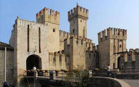 Sirmione: Entry Ticket to Castello Scaligero & Tower Access