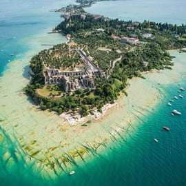 Plavba lodí kolem poloostrova Sirmione: hrad a jeskyně