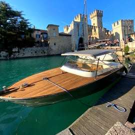 Bateau vintage avec skipper à Sirmione : Ilver 22 en bois