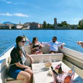 Desde Lazise: Crucero Privado por el Lago de Garda con Cata de Vinos