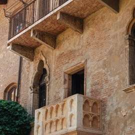 Verona: Historical & Gourmet Walking Tour with 3 Tastings