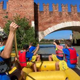Rafting-Tour in Verona auf der Etsch: Stadt vom Fluss aus