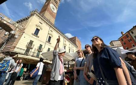 Verona: Tour guidato a piedi per piccoli gruppi della città dell'amore