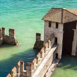 Passeio de barco em Garda até Sirmione com degustação de vinhos