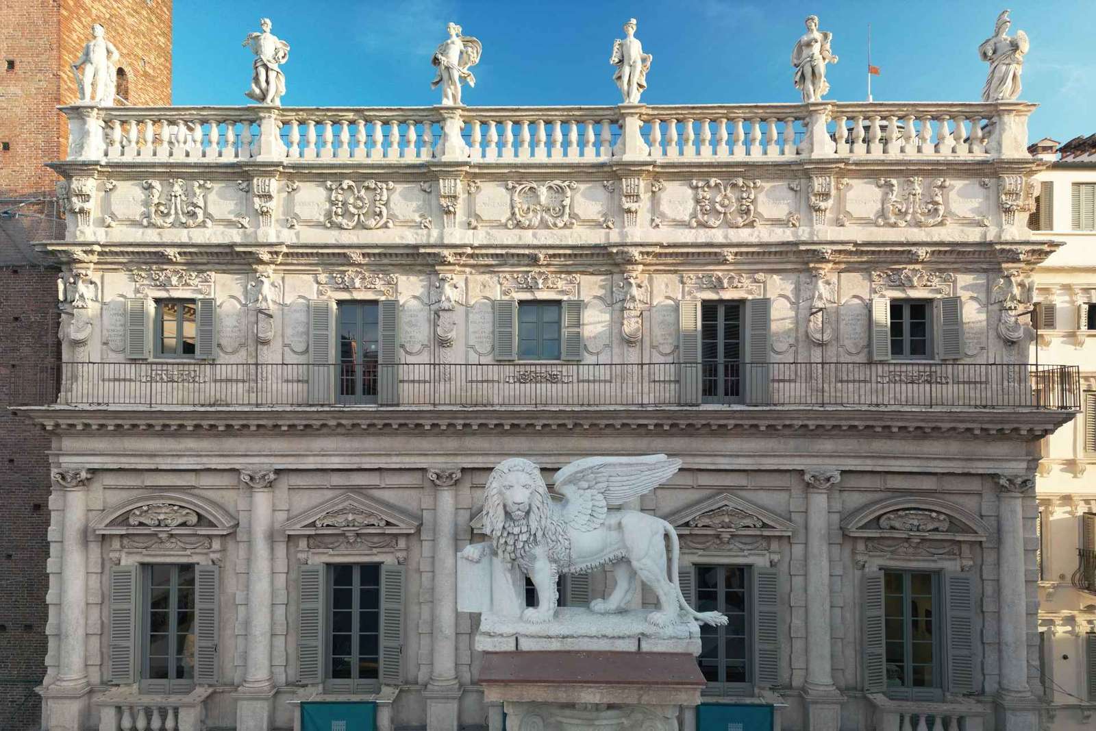 Entrada al Palazzo Maffei de Verona con terraza panorámica